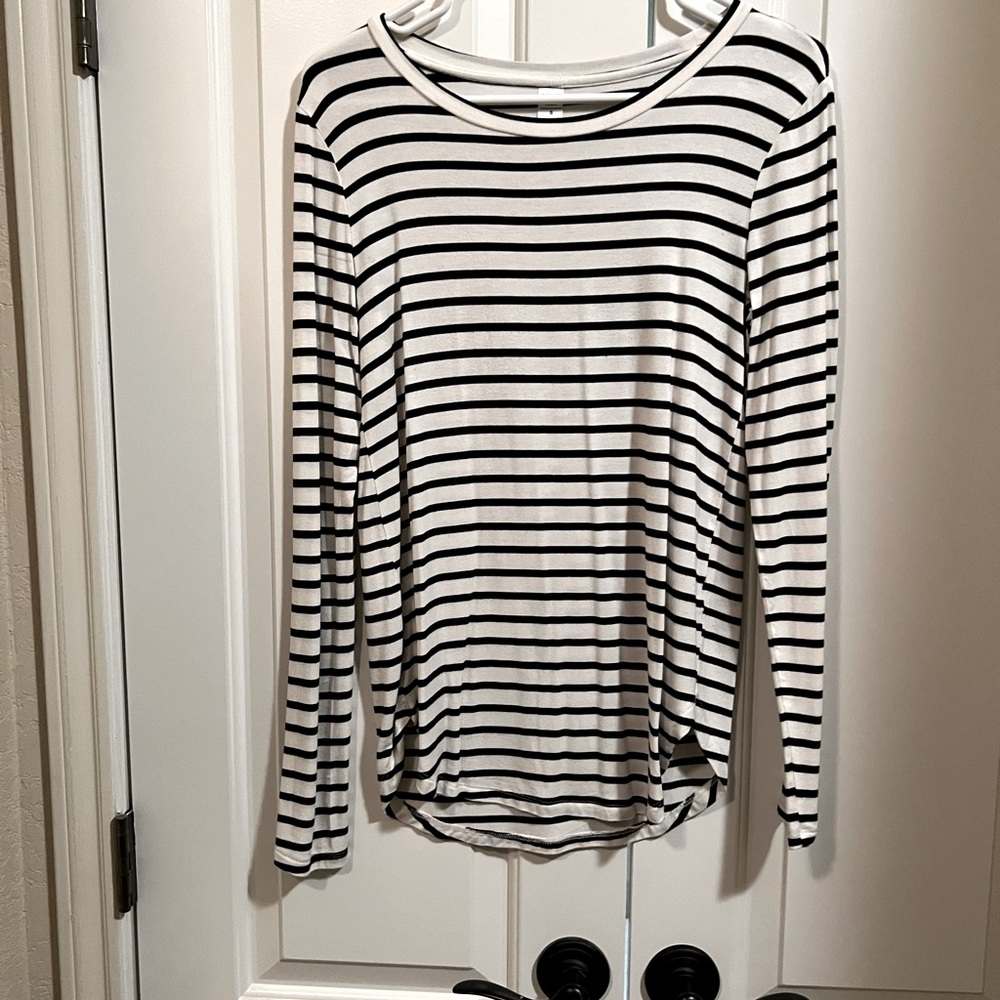 CASUAL TOP BUNDLE!! - Picture 5 of 9